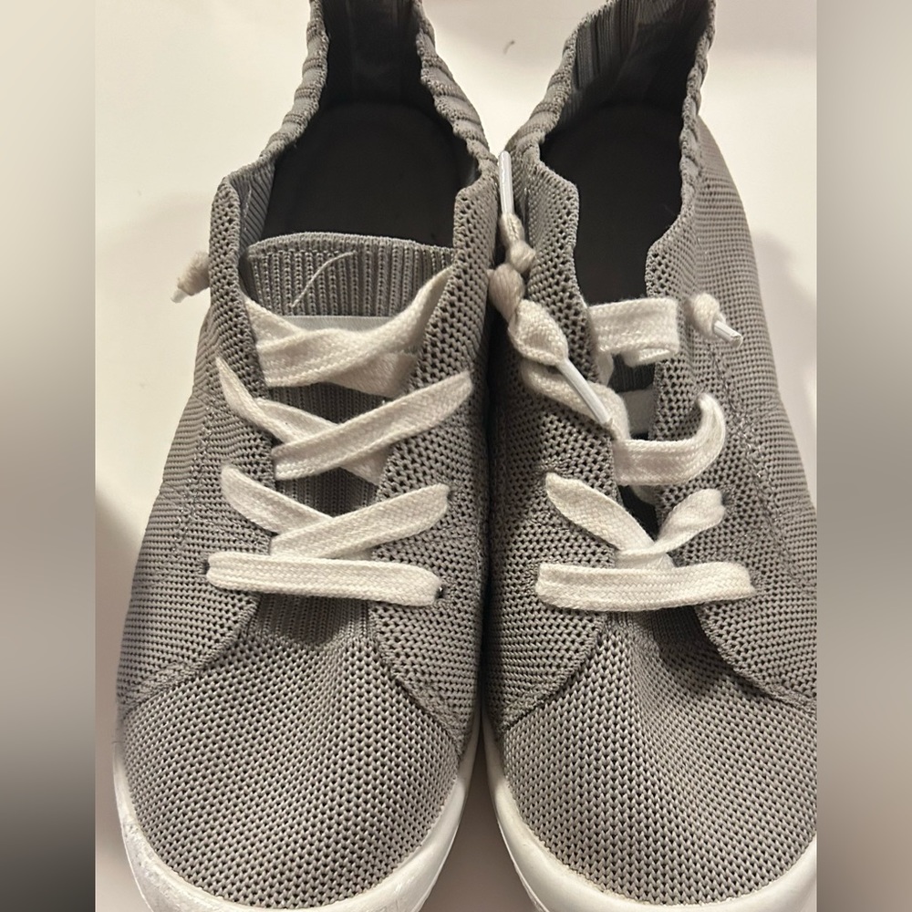 TOMMY BAHAMA Grey Mesh & White Sneakers, Lace-Up, Size 8